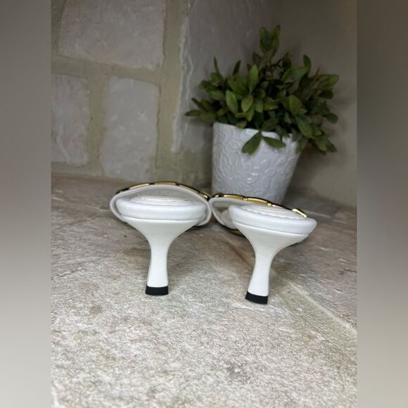 Good American white kitten heels w/ gold chain sz 9 - Picture 5 of 7